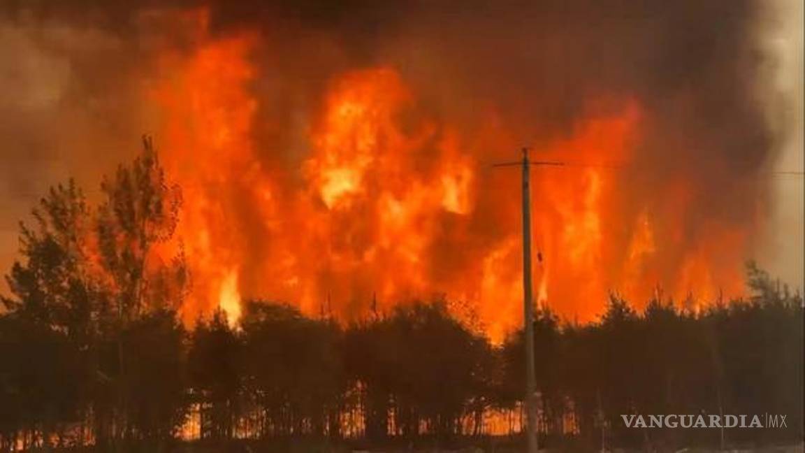 $!Vista del gran incendio forestal que se extiende al noroeste de la ciudad de The Pas en Manitoba, Canadá.