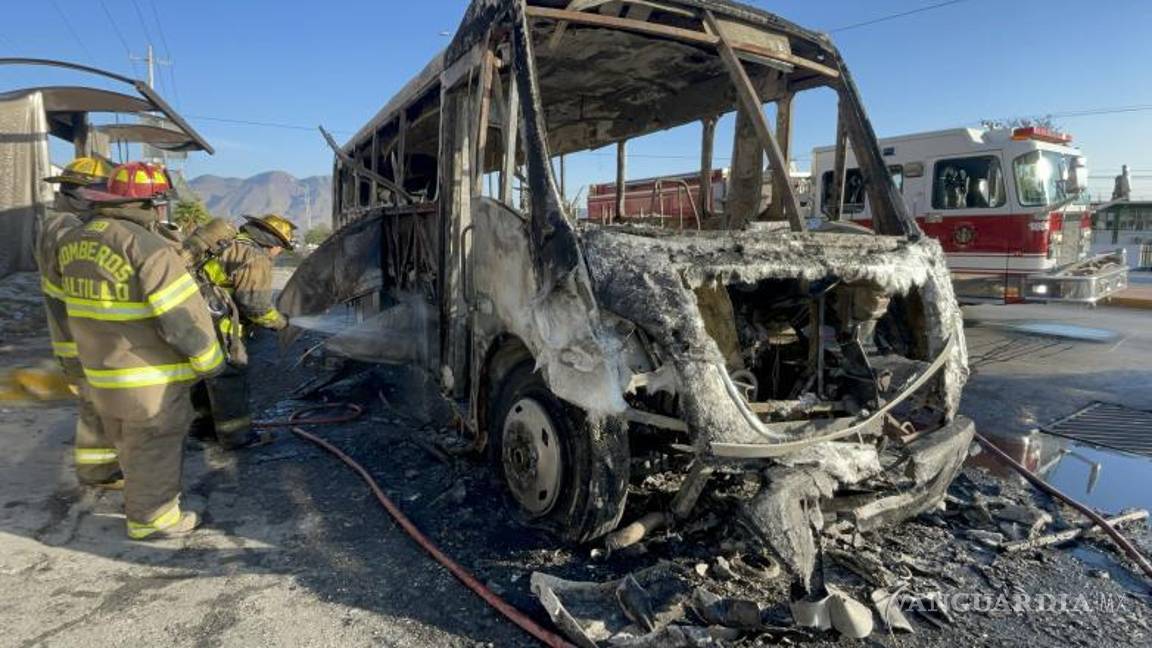$!Bomberos trabajaron varios minutos para sofocar las llamas y evitar una nueva ignición.