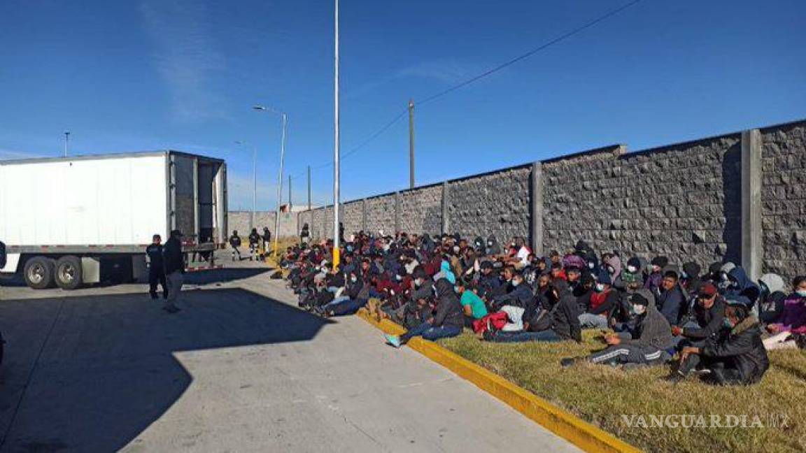 Tras persecución rescatan a 210 migrantes que viajaban hacinados en un tráiler, en Puebla