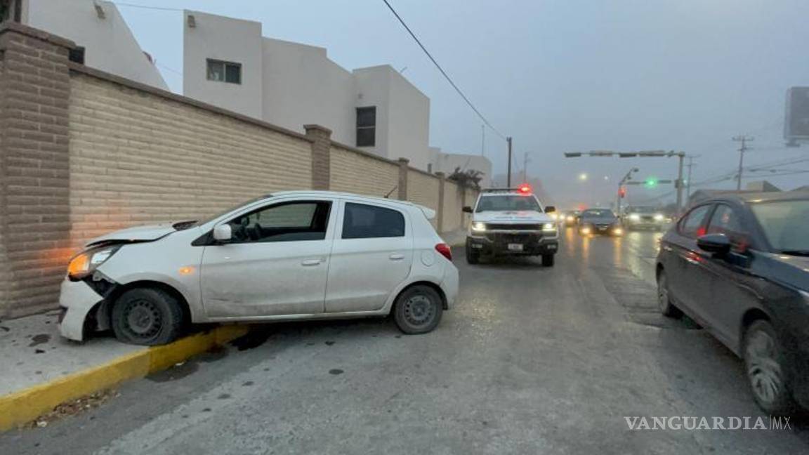 $!Una grúa llegó al lugar del accidente para llevar el vehículo Mitsubishi Mirage a un taller.
