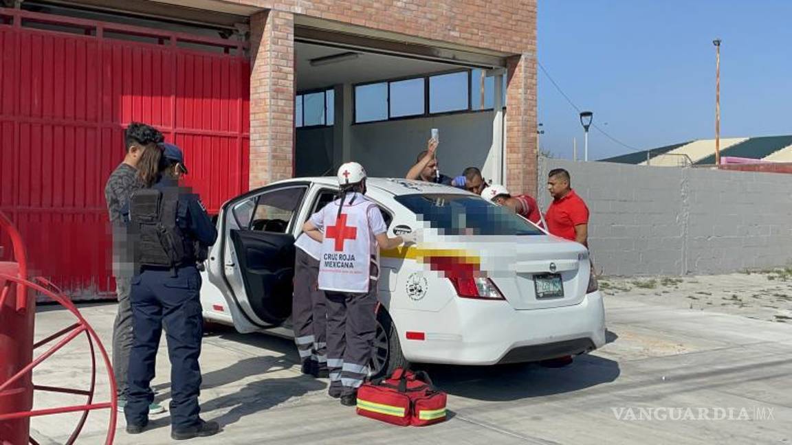 $!Paramédicos atendieron a la mujer en la estación de bomberos luego de que se causara lesiones con un arma punzocortante.
