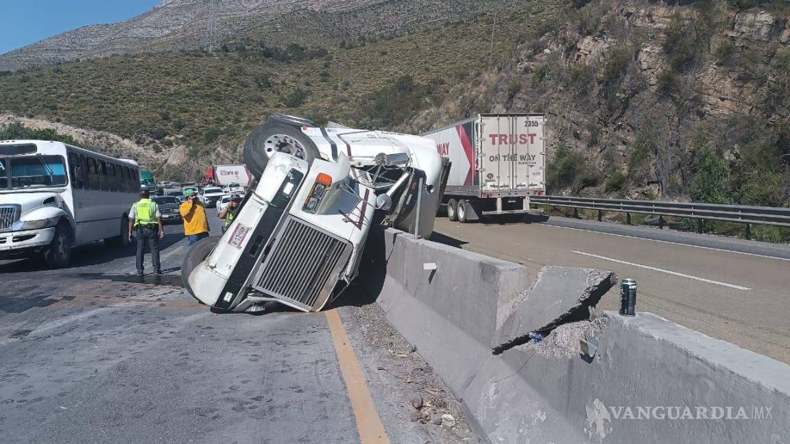 Vuelca sobre ballenas de contención en la carretera Matehuala- Saltillo