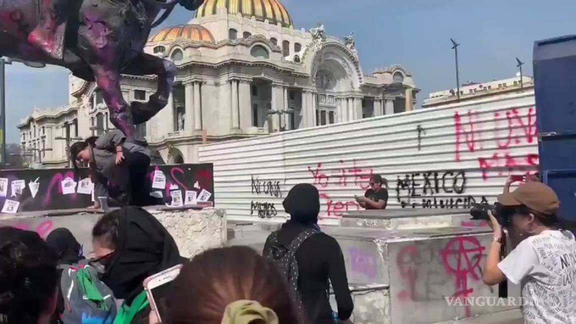 En marcha 8M una mujer confrontó a encapuchadas que vandalizaron monumentos