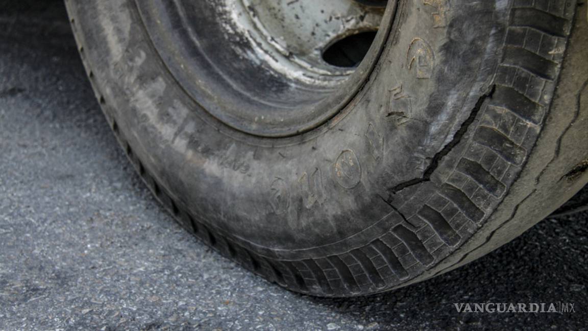 $!Cómo reaccionar cuando un neumático se revienta en movimiento
