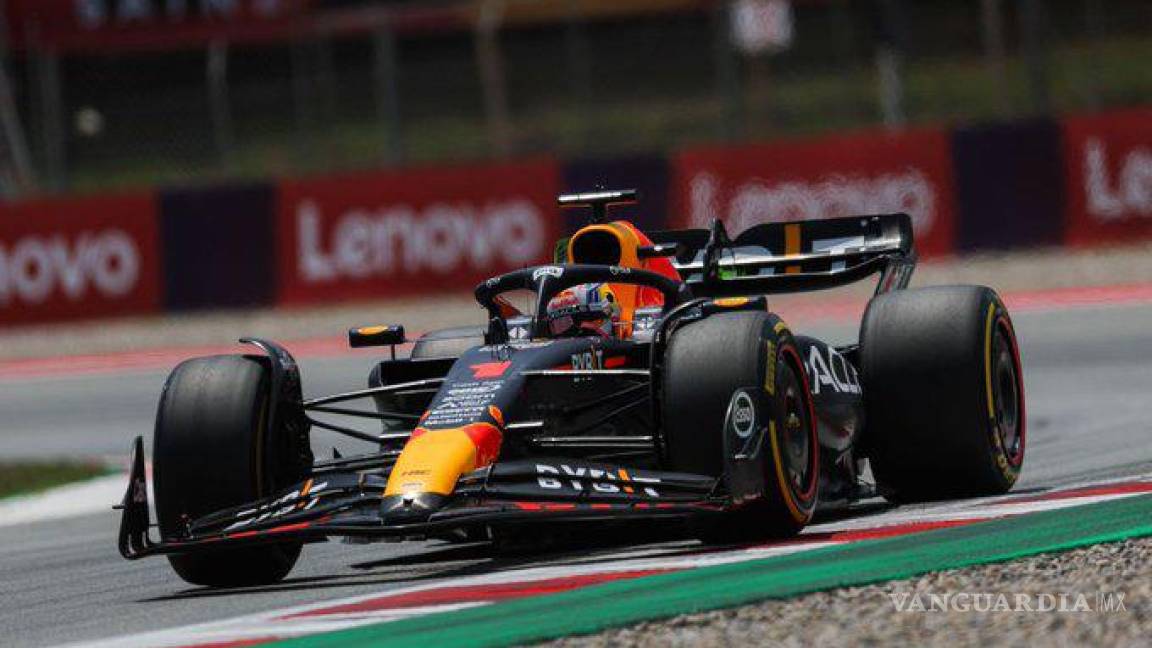 Verstappen deja en segundo a Checo Pérez en la FP1 del GP de España