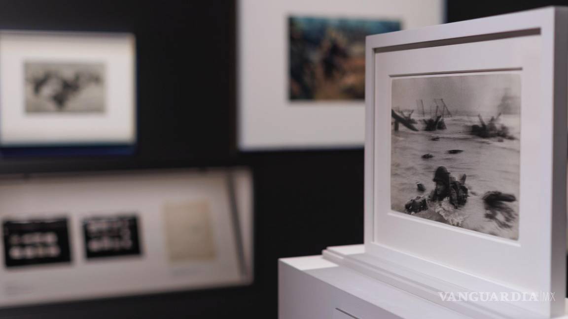 $!La fotografía de la Segunda Guerra Mundial, ‘Invasión de Normandía en el día D: Soldado avanzando en las olas’, del fotógrafo de la revista Life Robert Cape.