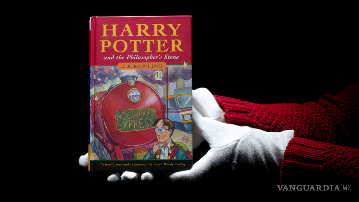 Subastan primera edición de Harry Potter, firmada por J.K Rowling