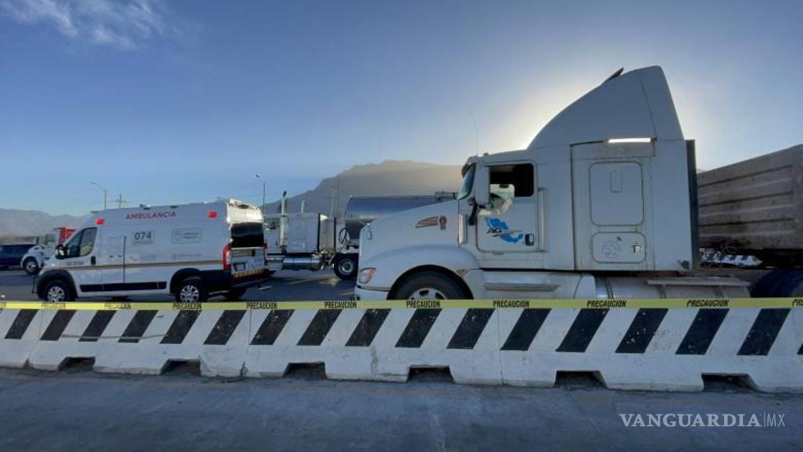$!Paramédicos de Capufe atendieron al transportista, pero ya no respondía a los estímulos.