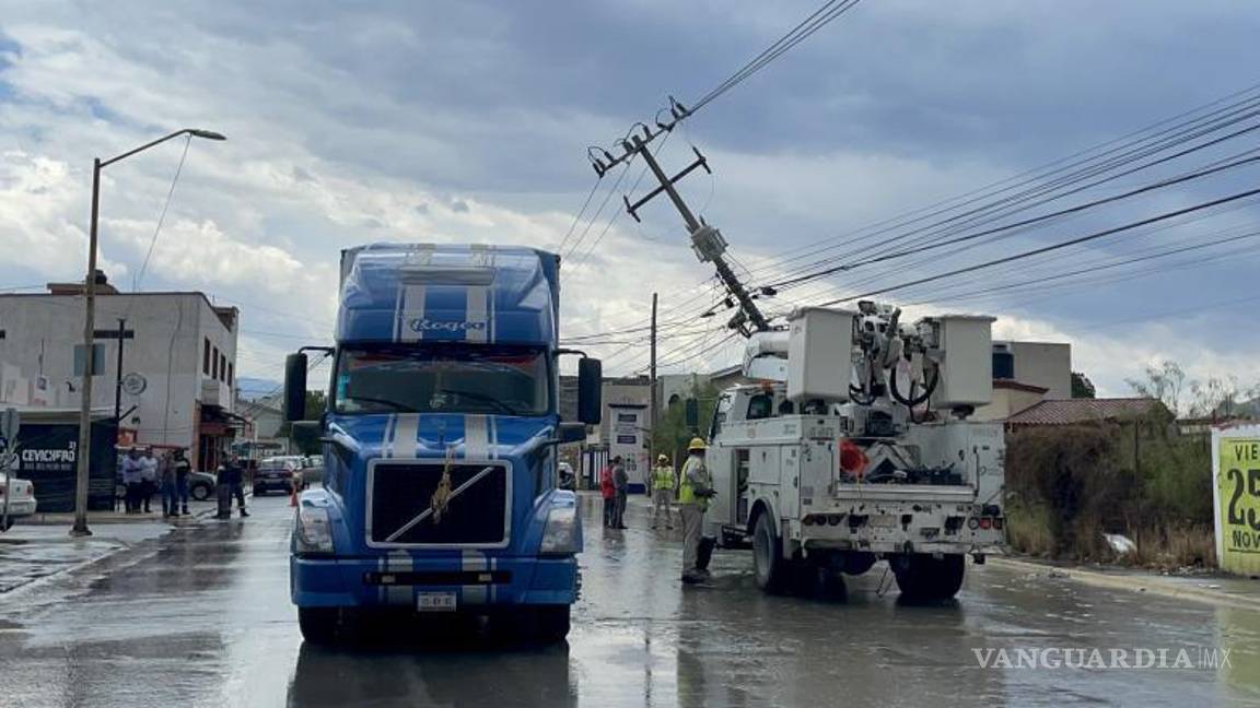 $!Alrededor de las 12:30 del mediodía, el personal de la Policía Municipal de Saltillo acudió al lugar mencionado tras recibir el informe de un choque contra un poste.