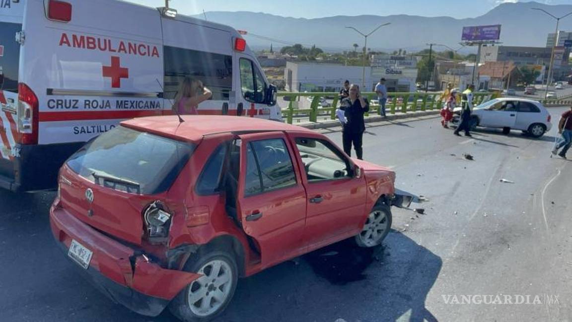 $!El Volkswagen Pointer de Blanca Estela “N”, de 72 años, quedó inmovilizado en medio de los carriles tras chocar contra la barrera de contención del puente.