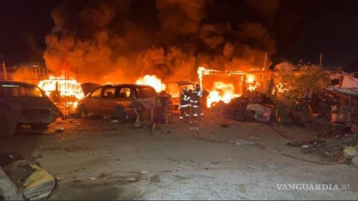 Se registra fuerte incendio en la Roma de Saltillo; salvan a perros