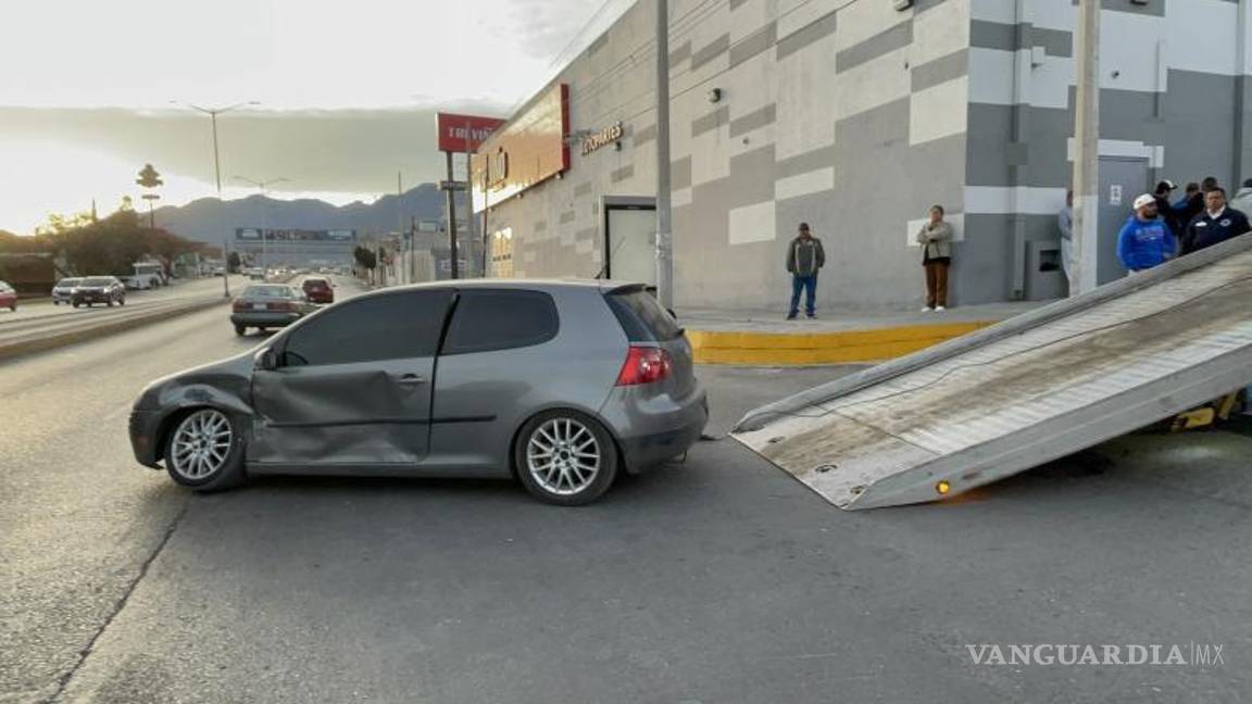 $!El Volkswagen Golf de Javier sufrió daños en la parte delantera derecha tras el incidente.