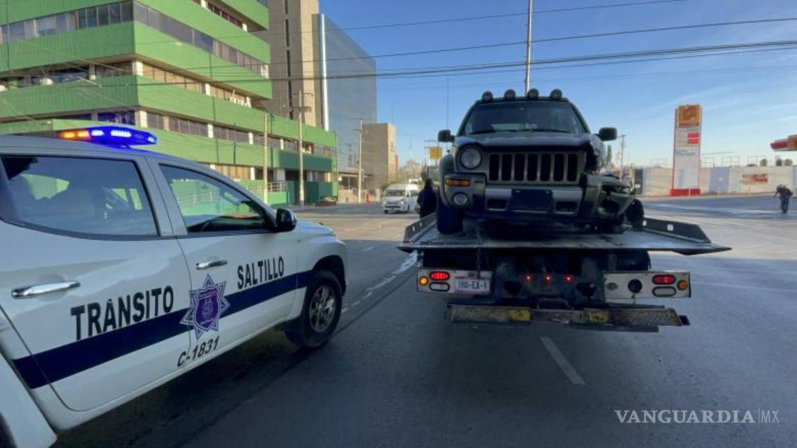 $!Autoridades aseguraron el Jeep Liberty abandonado por el conductor en su intento de huida.