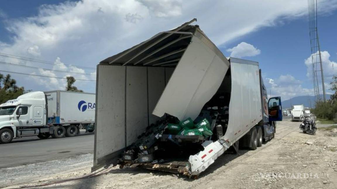 Parte tren en dos a tráiler cargado de acero, en Ramos Arizpe