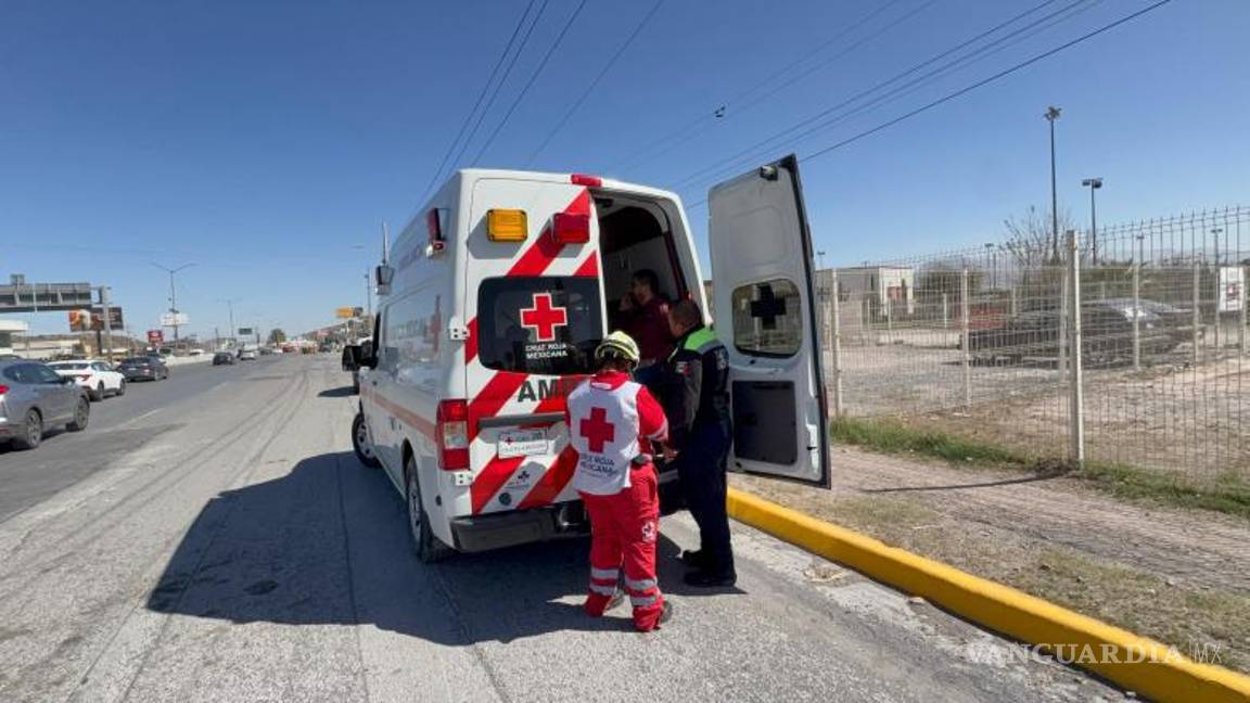 $!Paramédicos de la Cruz Roja estabilizaron al conductor antes de trasladarlo de urgencia a la Clínica 2 del Seguro Social.