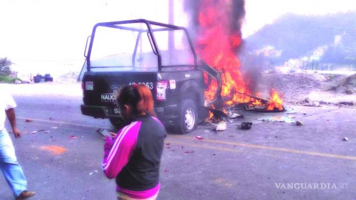 Policías salvan a presuntos secuestradores de ser linchados en Edomex, pobladores queman patrullas