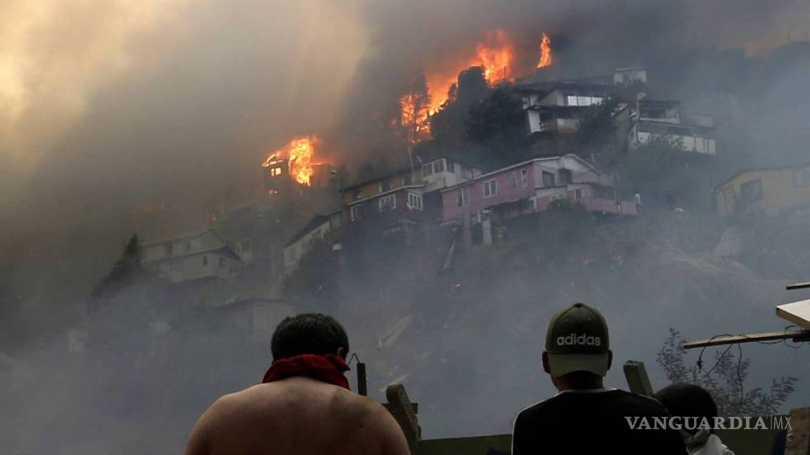 Son afectadas 245 casas por incendios en Valparaíso, Chile