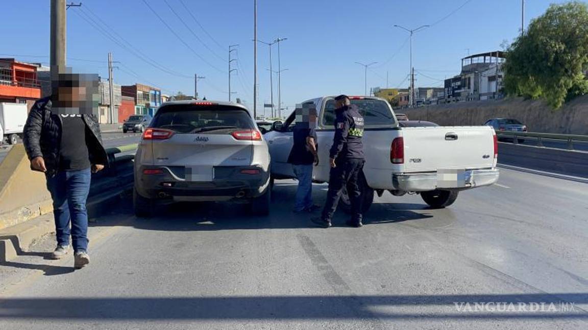 $!Las autoridades municipales llegaron al lugar para coordinar el retiro de los vehículos y restablecer el flujo vehicular.