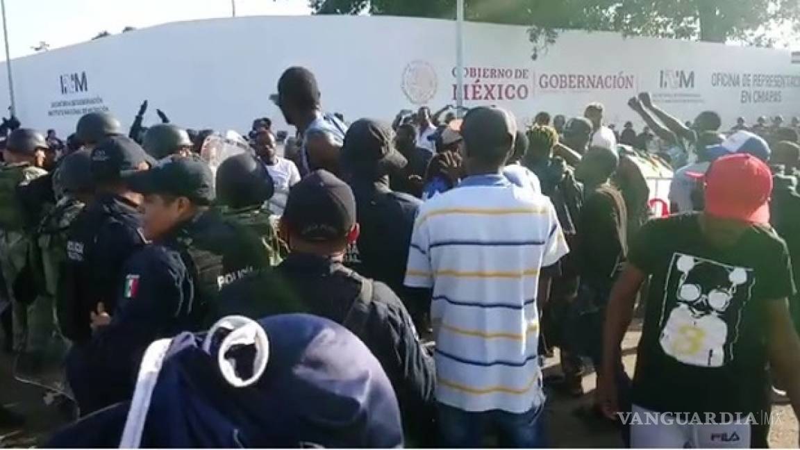 Migrantes africanos vandalizan la estación Siglo XXI en Chiapas