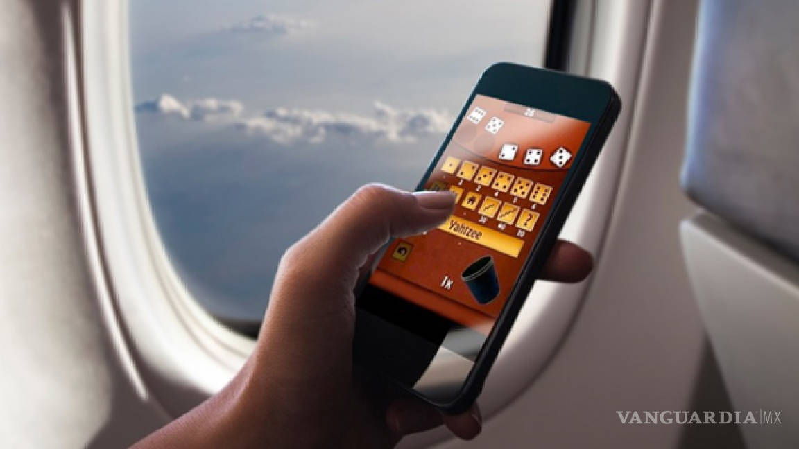 ¿Qué sucede si NO pones tu teléfono en modo avión durante el vuelo?