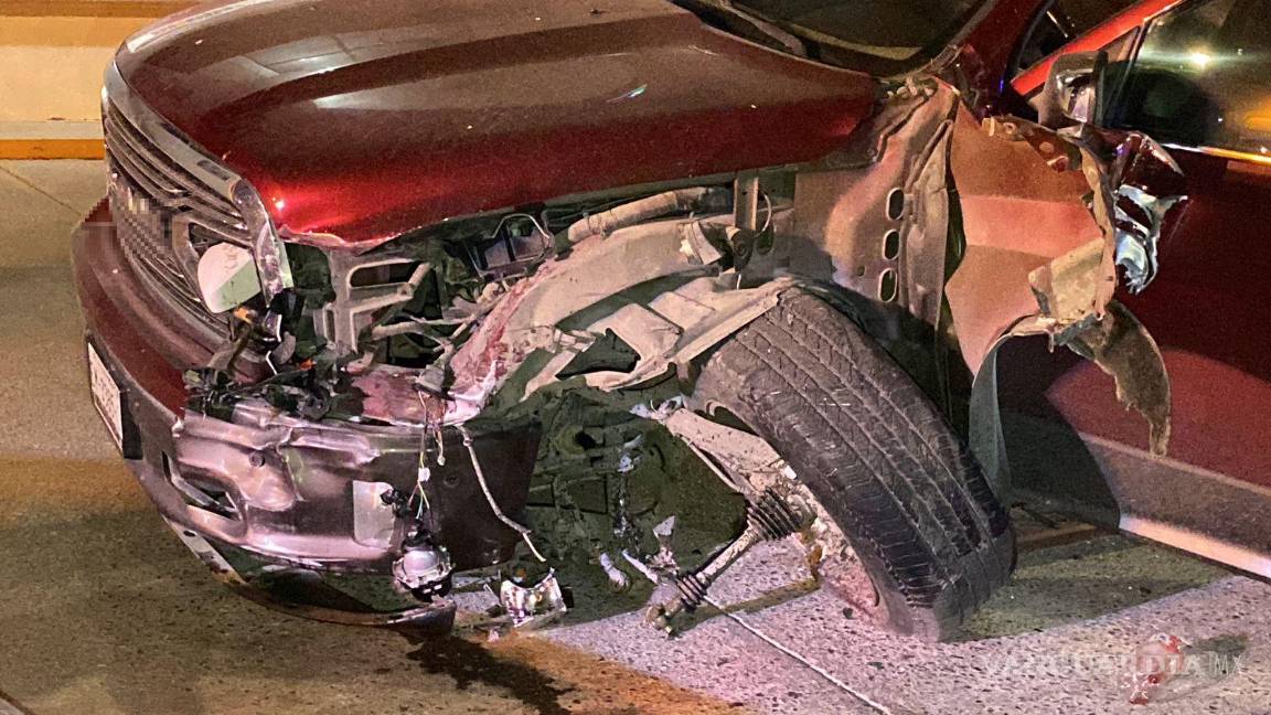 $!Daños materiales considerables en el choque registrado en la colonia San Patricio entre una camioneta y un Volkswagen Vento.