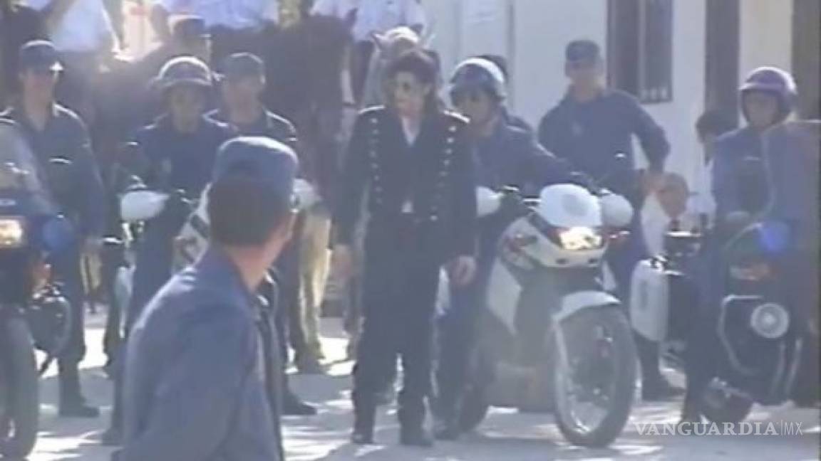 La policía española difundió un video inédito de Michael Jackson rodeado de oficiales