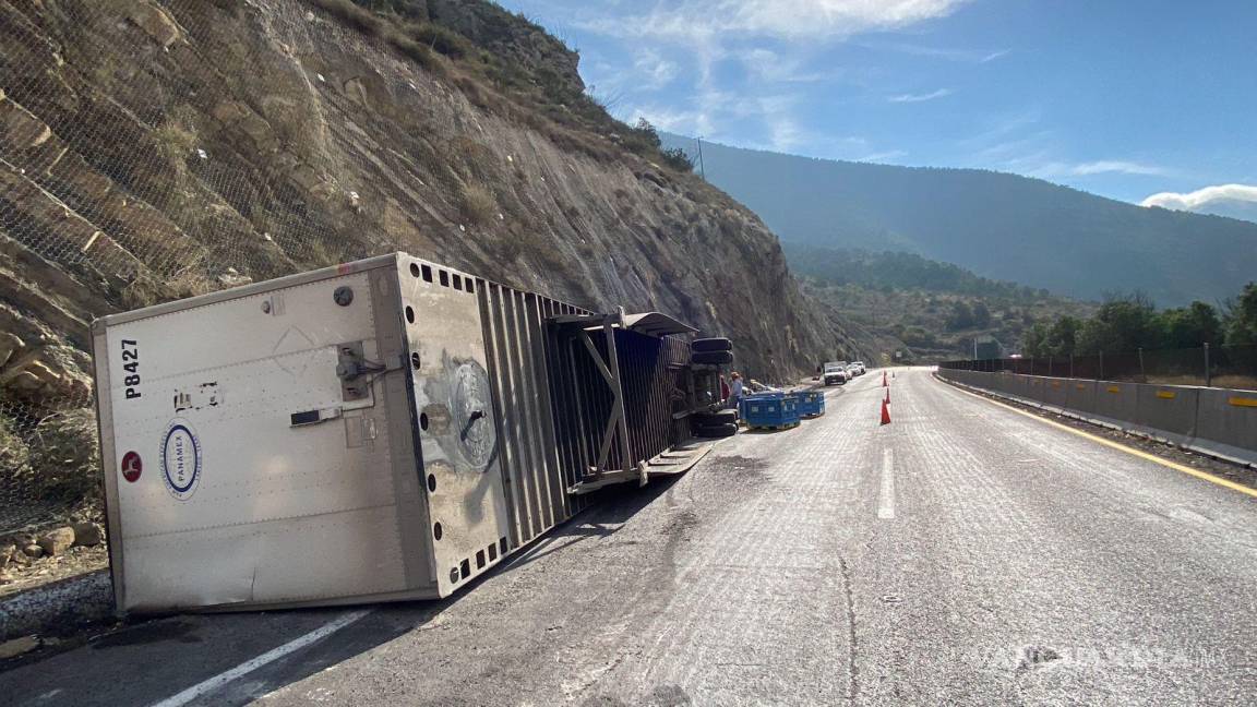 Volcadura de tráiler provoca cierre de carretera Los Chorros