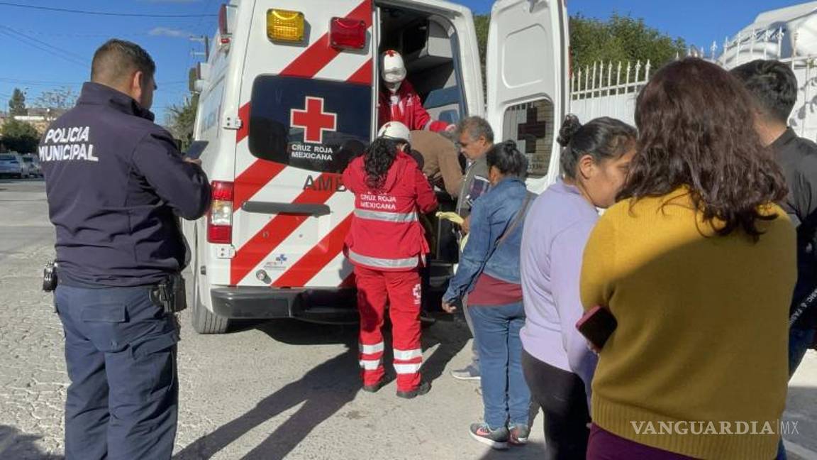 $!Una ambulancia de la Cruz Roja llegó al lugar para evaluar a María, de 71 años, quien presenta golpes tras el accidente mientras viajaba como pasajera en el autobús.