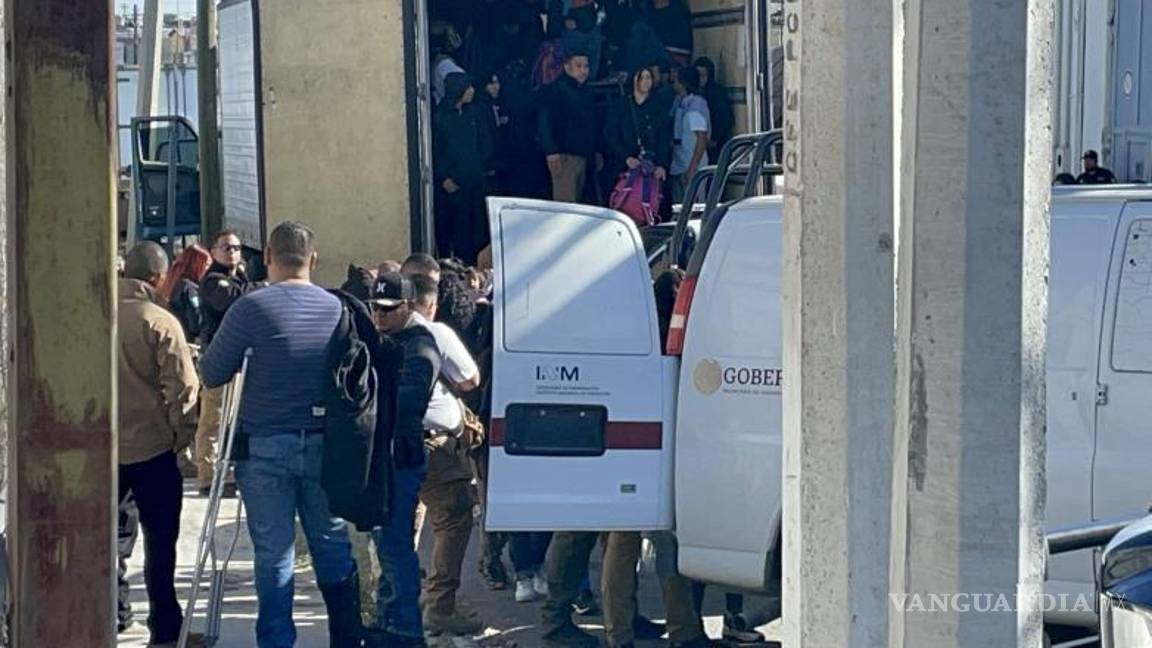$!Camionetas del Instituto Nacional de Migración llegaron al lugar para trasladar a los migrantes a sus instalaciones, donde se llevará a cabo una revisión médica.