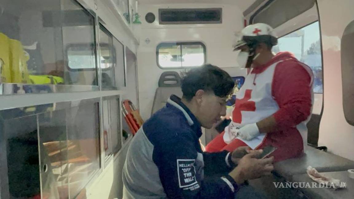 $!Juan Carlos presentó una lesión en el párpado izquierdo debido al accidente, lo que motivó su traslado al hospital para descartar lesiones graves.