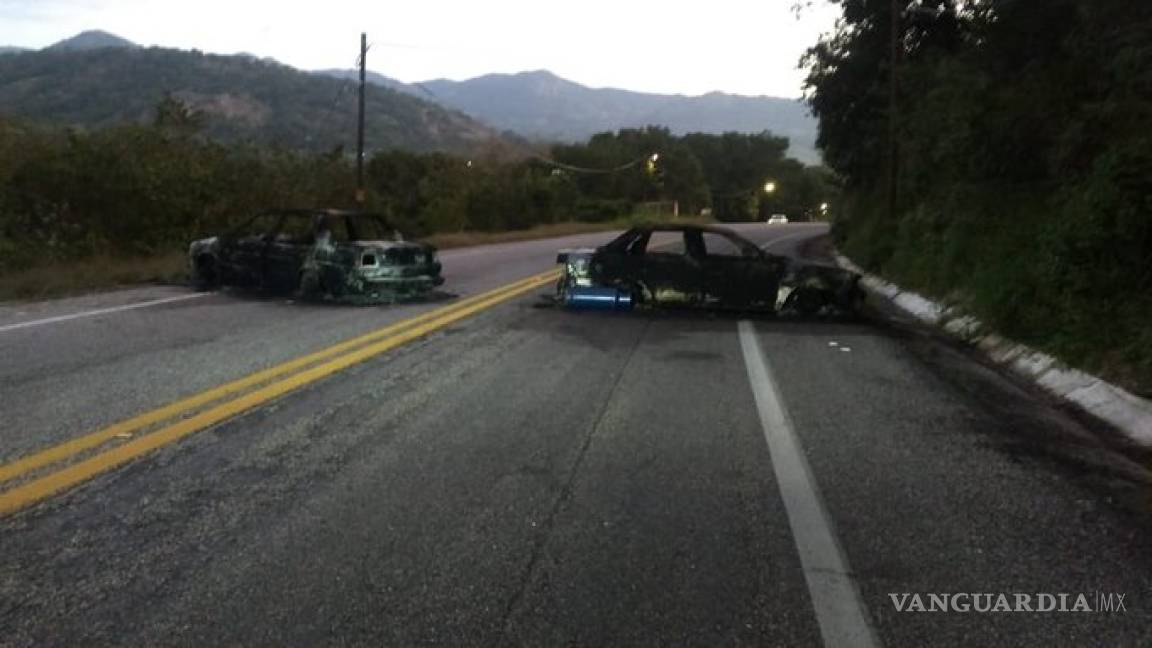 Presuntos policías comunitarios queman 3 vehículos y bloquean carretera México-Acapulco