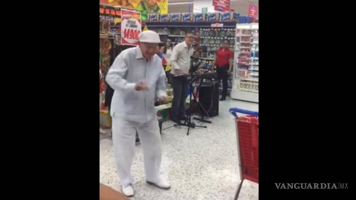 Abuelito saca sus mejores pasos de baile en supermercado y se hace viral (Video)