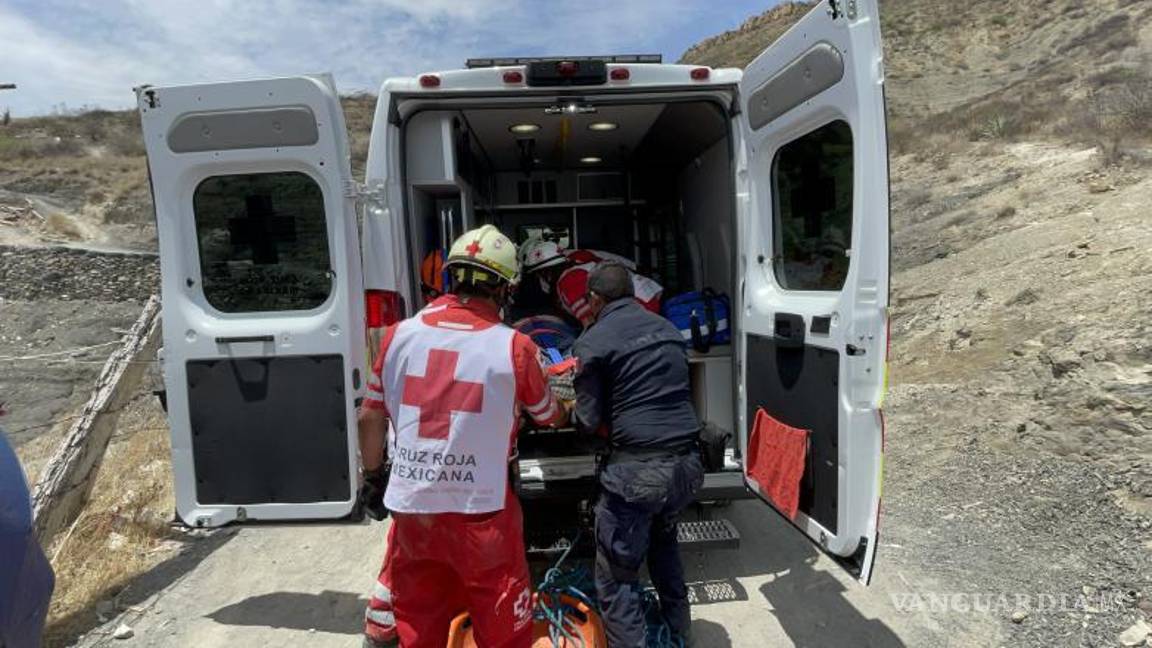 $!Ambulancia de la Cruz Roja llegó al sitio para brindar atención médica al paciente en el Cerro del Pueblo.