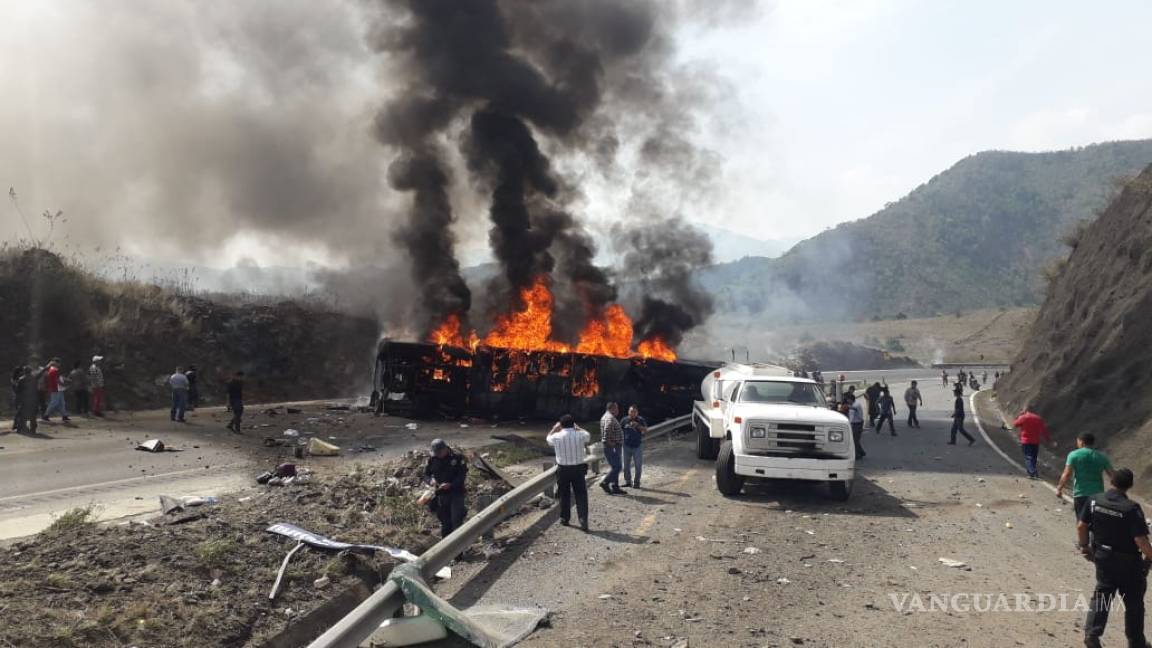 Choque entre tráiler y autobús deja 21 muertos en carretera Puebla-Orizaba