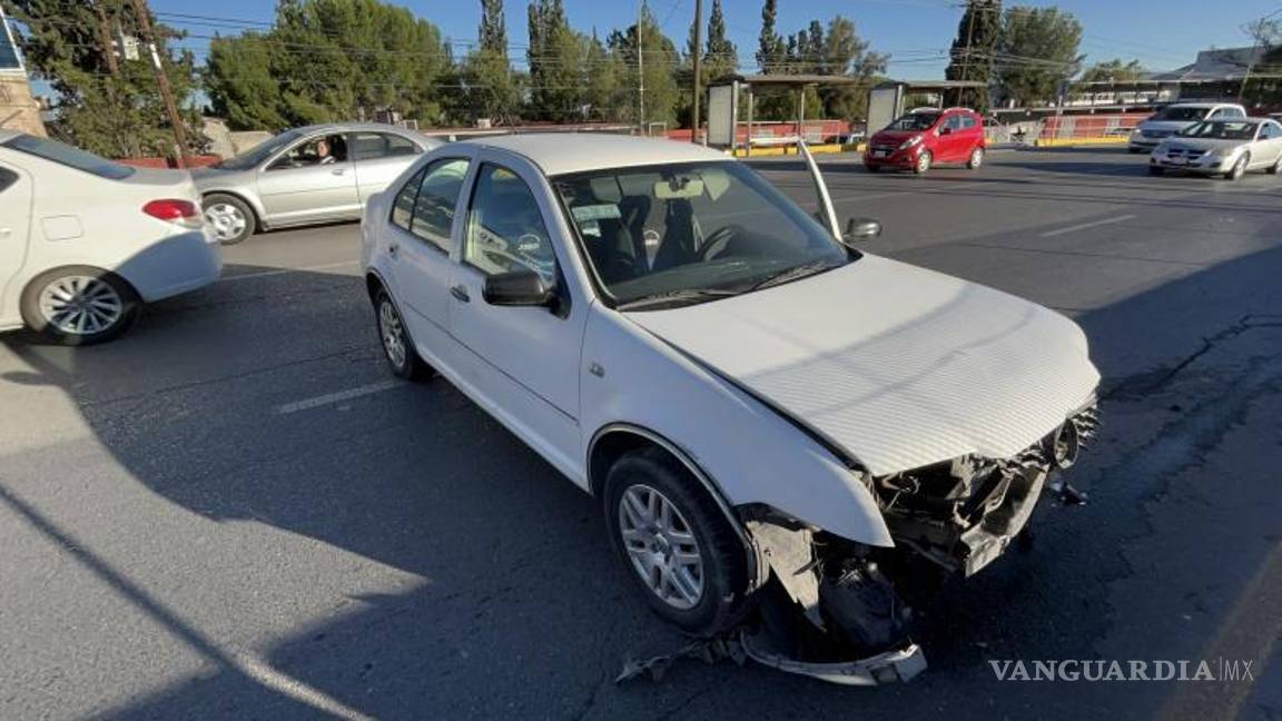 $!La conductora indicó que perdió el control después de que otro auto le cortara el paso en la curva.