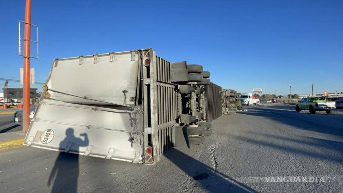$!Da vuelta acelerado, vuelca tráiler y daña tres autos en el libramiento OFT; deja dos lesionados