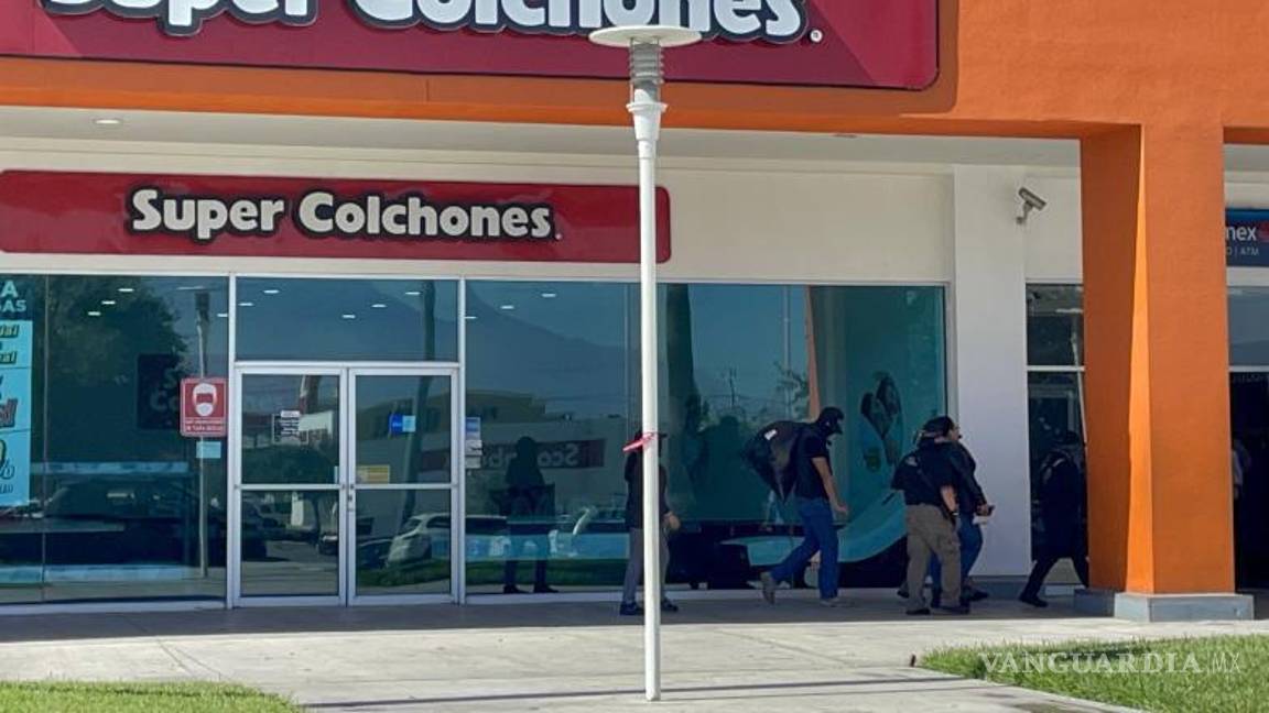 $!Desde el interior del local, se decomisó una variedad de productos falsificados.