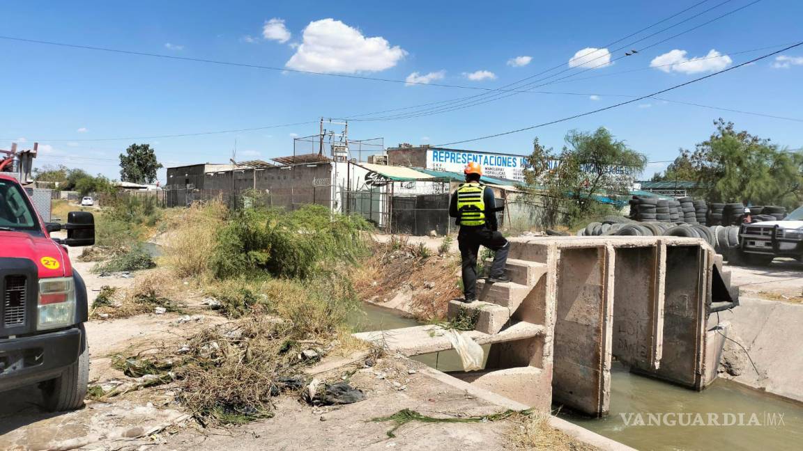 En una semana, retira Protección Civil de Torreón a seis menores por nadar en canal de riego