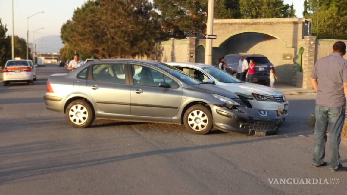 Mujer choca por ir en sentido contrario en Los Pinos