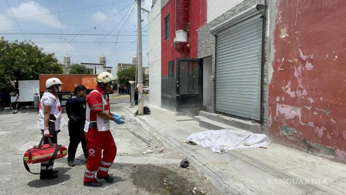 $!Paramédicos de la Cruz Roja confirmaron el fallecimiento en el lugar; el cuerpo quedó tendido sobre la banqueta.