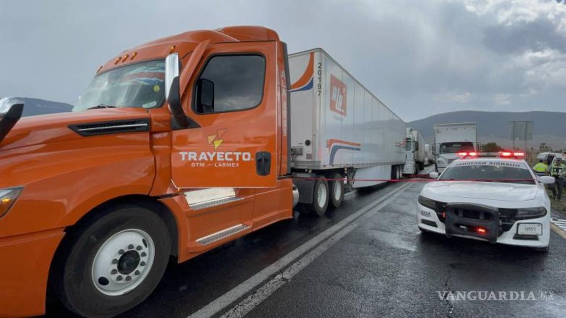 $!El conductor quitó el freno y el tracto camión se hizo hacia atrás, justo donde se encontraba Leonardo quien no pudo hacer nada.