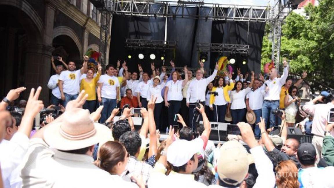Perredistas marchan en respaldo de Graco Ramírez