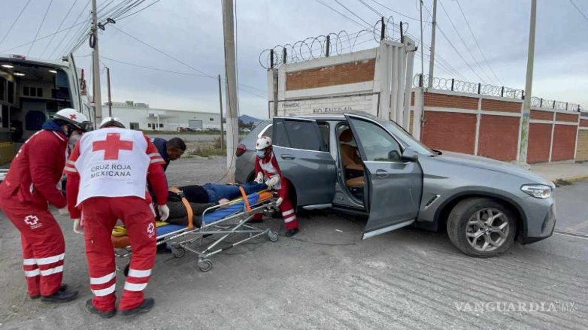 $!Personal de la Cruz Roja atendió a Manuel, quien sufrió lesiones graves en el accidente, antes de trasladarlo al Hospital General.