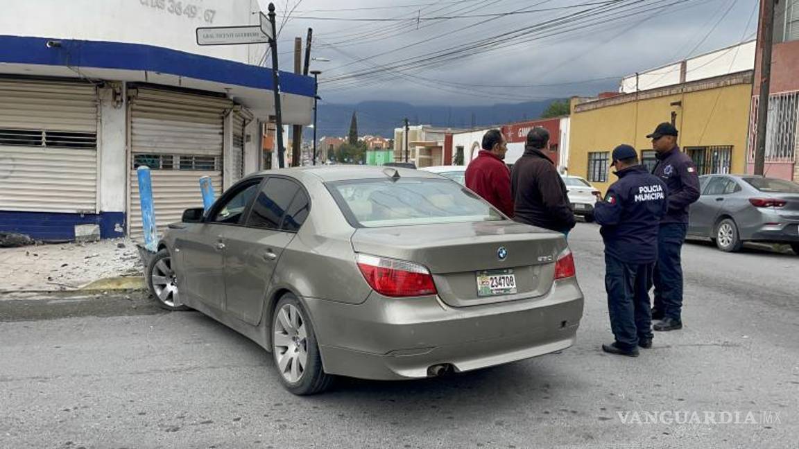 $!Las protecciones de acero resultaron afectadas, dañando la cortina de metal de la entrada principal de un comercio en la zona.