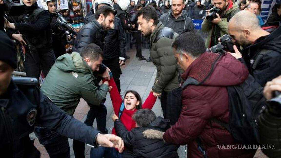Policía de Estambul reprime a mujeres que cantaban 'Un violador en tu camino'