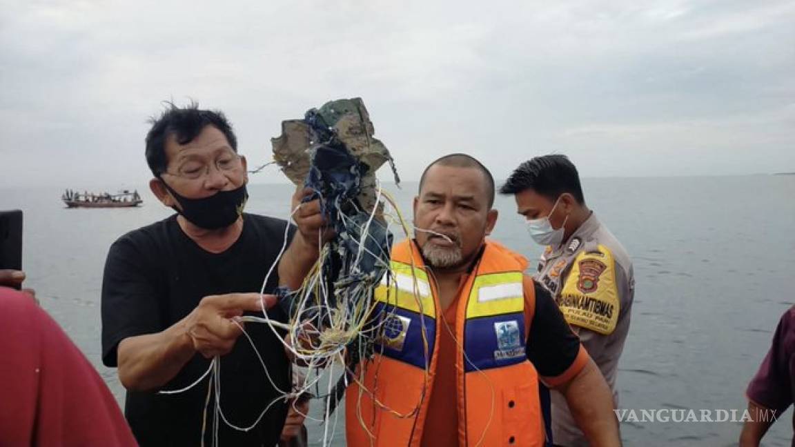Indonesia pierde contacto con Boeing; encuentran restos en el mar de Yakarta