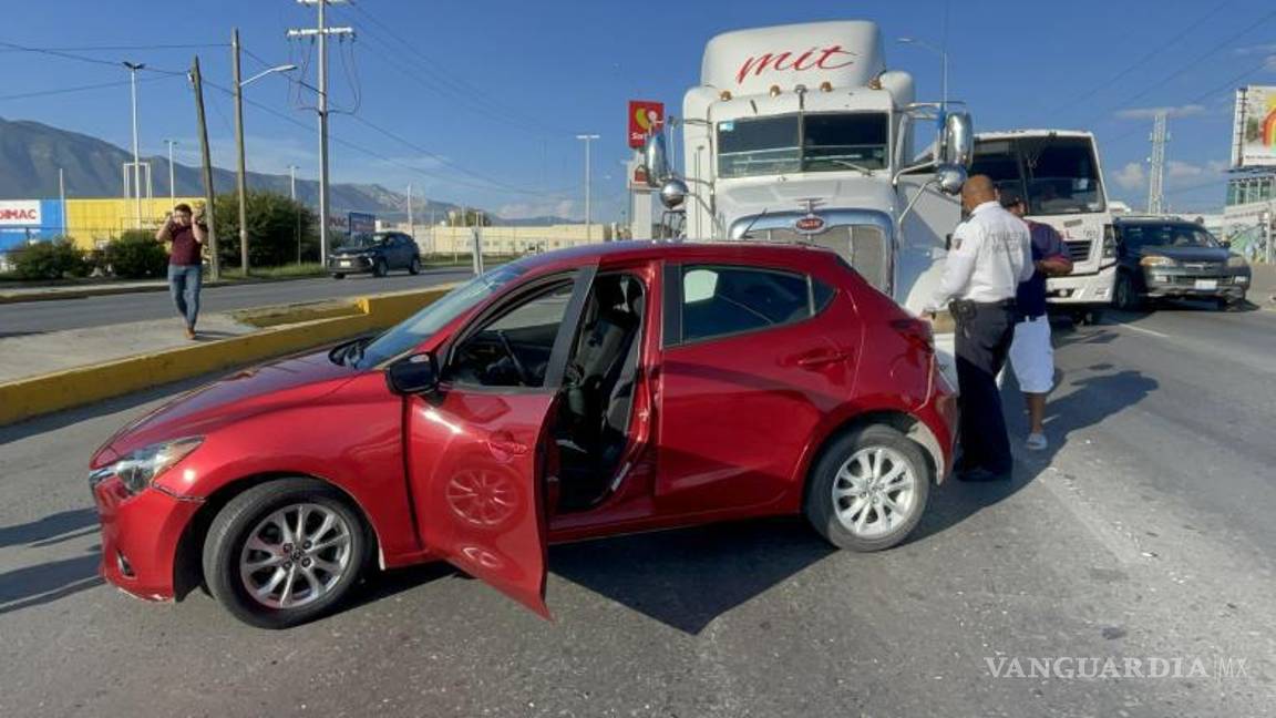 $!El personal de la Policía Municipal llegó al lugar de los hechos para liberar el flujo de tráfico y remitir el caso al Ministerio Público de Asuntos Viales.