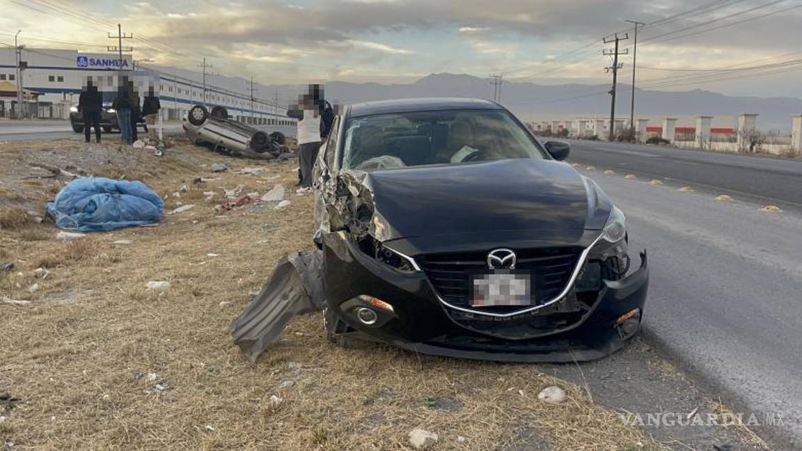 $!El Mazda quedó detenido en el acotamiento tras esquivar al tráiler que causó el accidente.