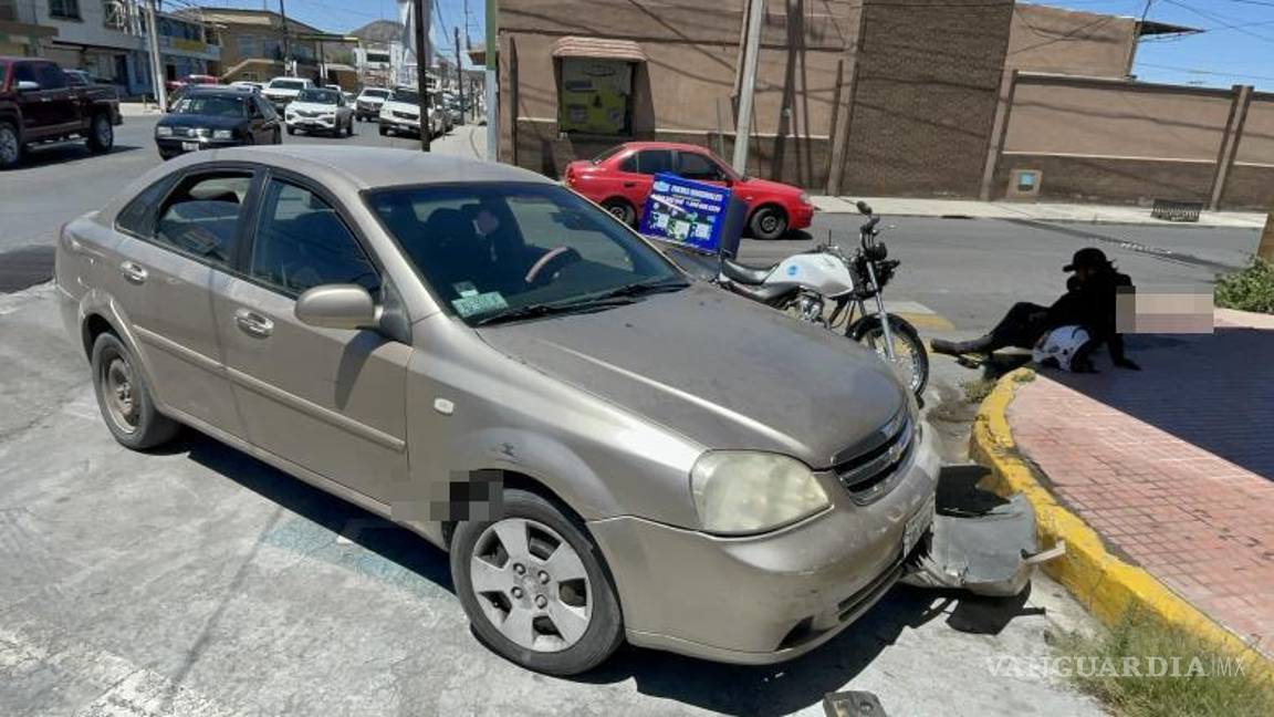 $!Testigos en el lugar ayudaron al motociclista a sentarse en la banqueta mientras se realizaba el reporte del accidente a la aseguradora.