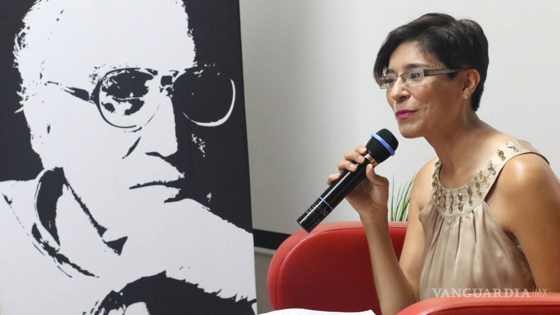 Eugenia Flores expone en la Monsiváis sobre la pertinencia de la novela rosa